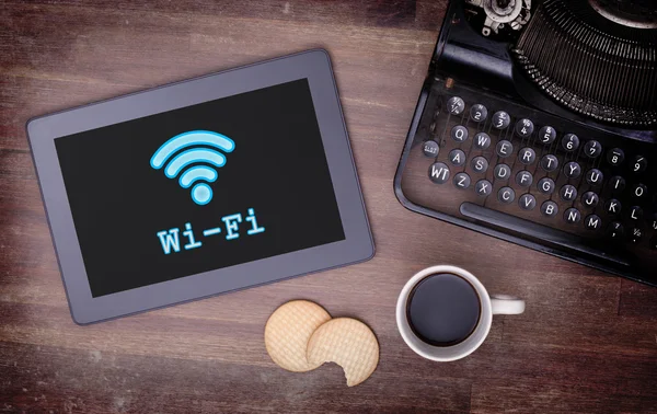 木製の机の上の Wi-Fi 接続を搭載したタブレットします。 — ストック写真