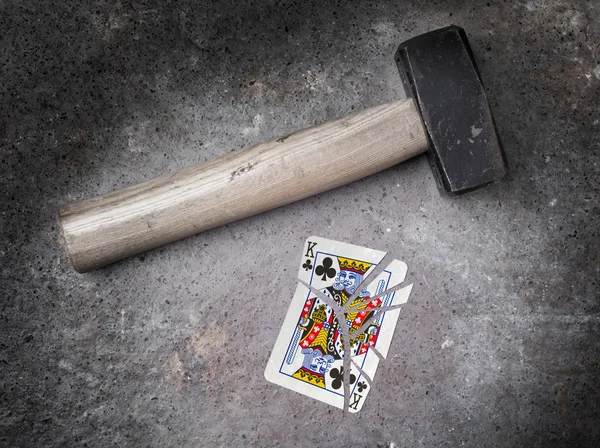 Martillo con una tarjeta rota, rey de palos — Foto de Stock