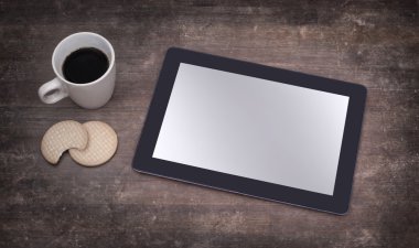 Ahşap masa üstünde tablet dokunmatik bilgisayar becerikli alet