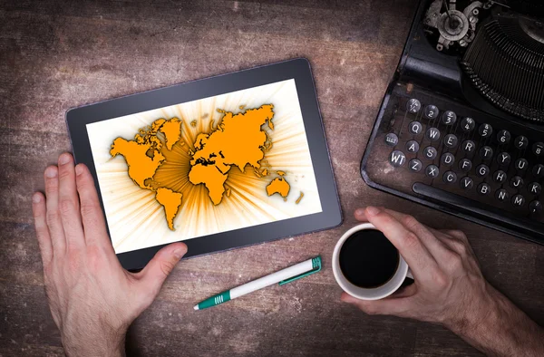 Världskartan på en Tablet PC — Stockfoto