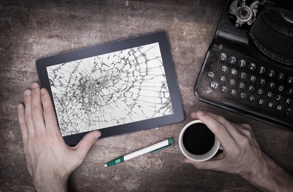 Tablet PC met gebroken glas — Stockfoto