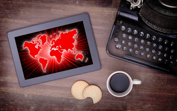 Världskartan på en Tablet PC — Stockfoto