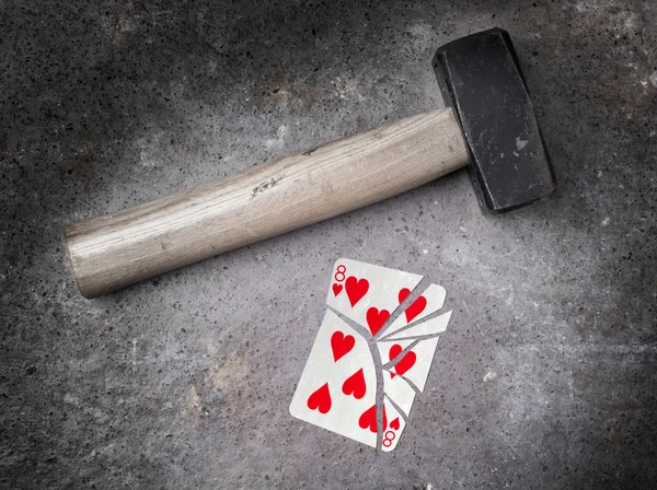 Martillo con una tarjeta rota, ocho de corazones — Foto de Stock