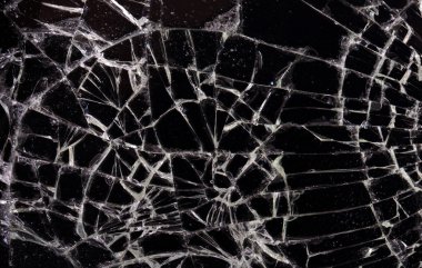Tam ekran kırık cam, siyah arka plan 