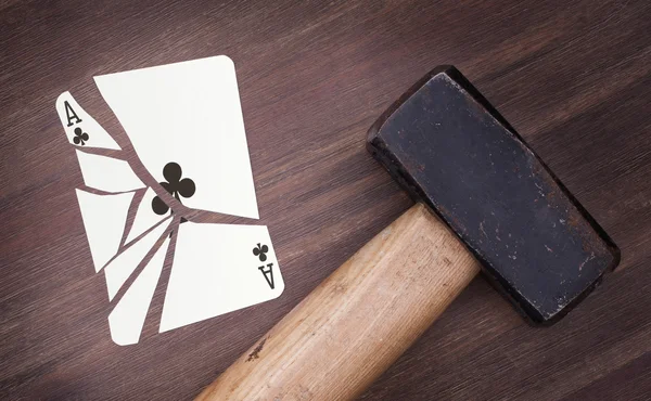 Martillo con una tarjeta rota, as de palos — Foto de Stock