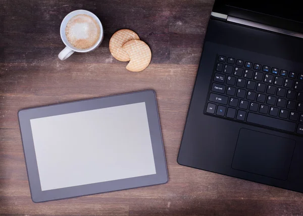 Tablet touch computer gadget op houten tafel — Stockfoto