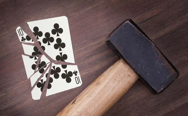 Martillo con una tarjeta rota, diez de palos — Foto de Stock