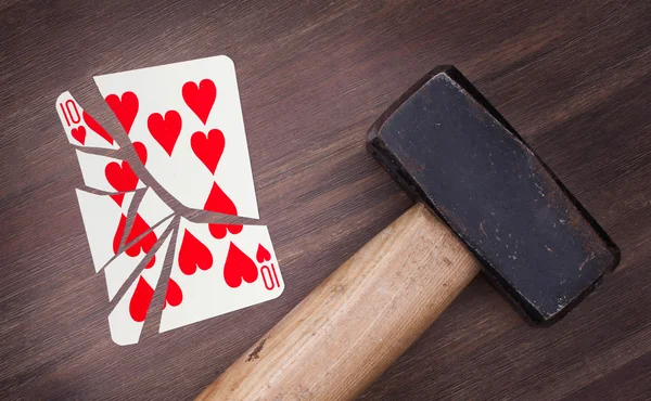 Hammer med ett trasigt kort, tio av hjärtan — Stockfoto