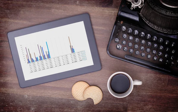 Tablet toque gadget computador na mesa de madeira, gráfico — Fotografia de Stock