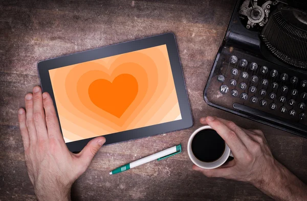 Srdce obrazec pozadí na tabletu — Stock fotografie
