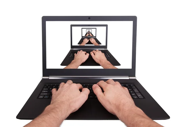 Man som arbetar på laptop, visuell magi — Stockfoto