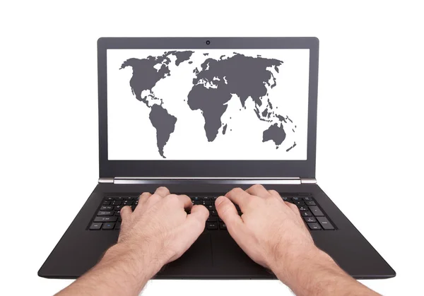 Uomo che lavora su laptop, mappa del mondo — Foto Stock