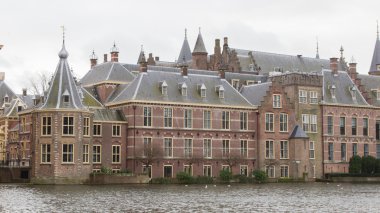 Lahey (Den Haag) T Hofvijfer boyunca Binnenhof Palace