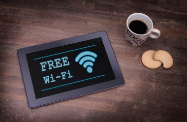 Ahşap bir masa üzerine Wi-Fi bağlantısıyla tablet