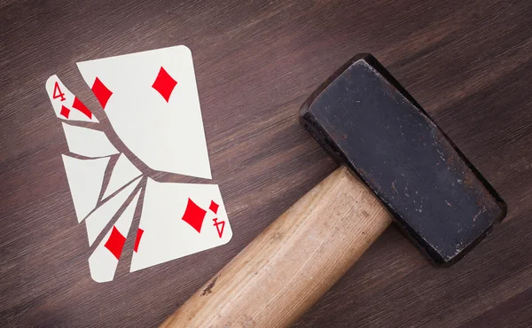 Martillo con una tarjeta rota, cuatro de diamantes — Foto de Stock