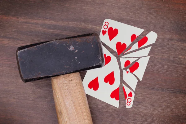 Hammer med ett trasigt kort, åtta av hjärtan — Stockfoto