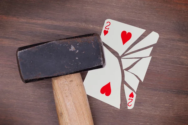 Hammer med ett trasigt kort, två av hjärtan — Stockfoto
