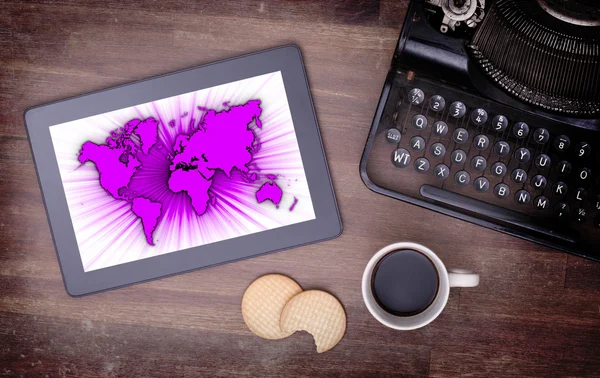 Mapa do mundo em um tablet — Fotografia de Stock