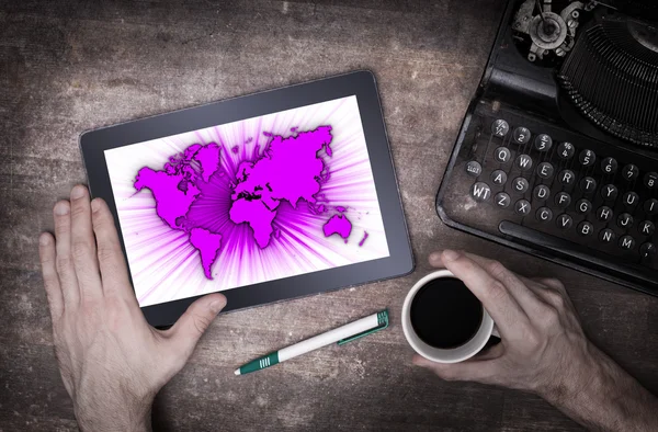 Kaart van de wereld op een Tablet PC — Stockfoto