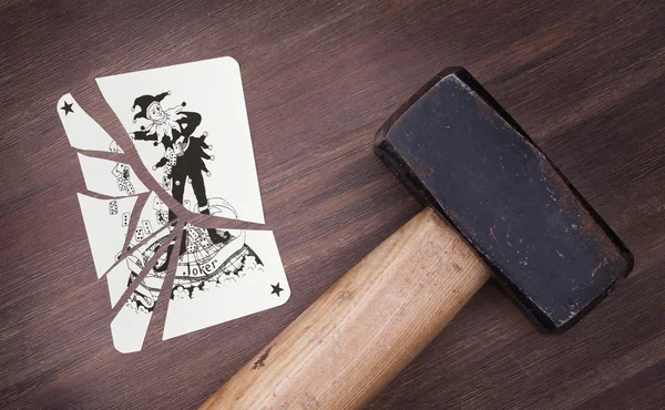 Hammer mit gebrochener Karte, Joker — Stockfoto