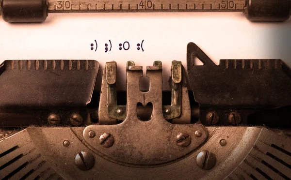 Винтажная надпись сделанная старой пишущей машинкой — стоковое фото