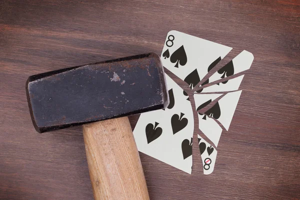 Martillo con una tarjeta rota, ocho de picas — Foto de Stock