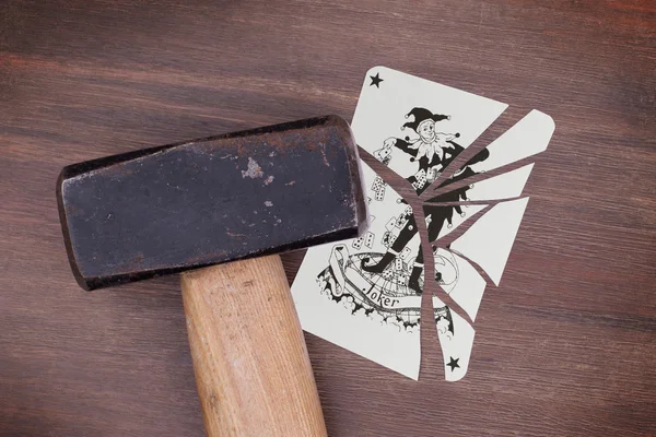 Martillo con una tarjeta rota, comodín — Foto de Stock