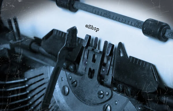 Старая пишущая машинка с бумагой — стоковое фото