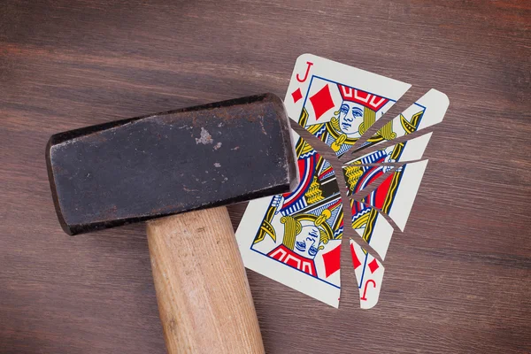 Martillo con una tarjeta rota, jota de diamantes — Foto de Stock