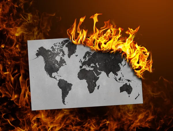 La quema de la bandera - mapa del mundo — Foto de Stock
