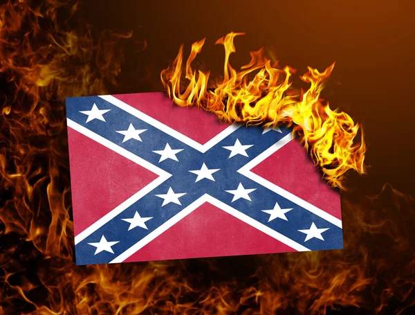 Bandeira em chamas - Bandeira confederada — Fotografia de Stock