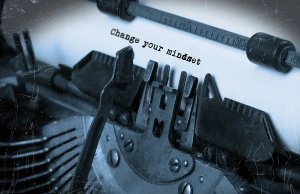 Vieja máquina de escribir con papel — Foto de Stock