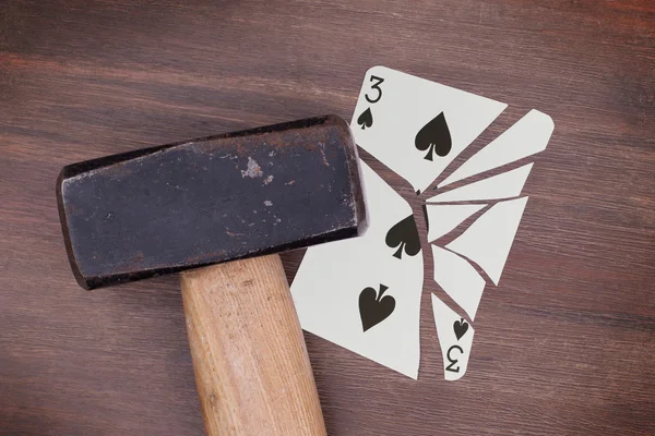 Martillo con una tarjeta rota, tres de picas — Foto de Stock