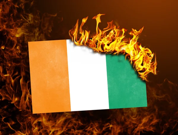 Flagga burning - Elfenbenskusten — Stockfoto