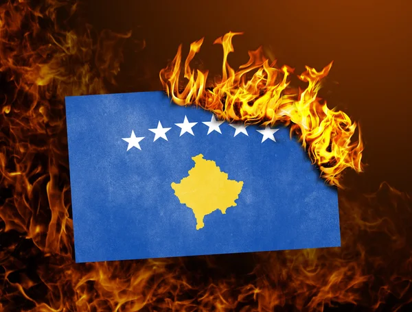 Flagga burning - Kosovo — Stockfoto