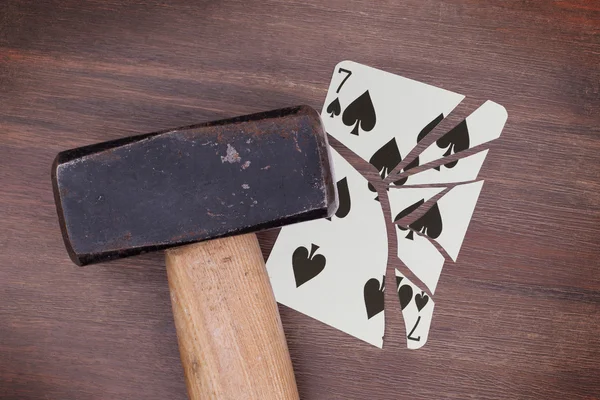 Hamer met een gebroken kaart, zeven van schoppen — Stockfoto