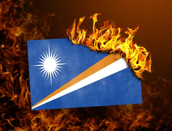 Flagga burning - Marshallöarna — Stockfoto