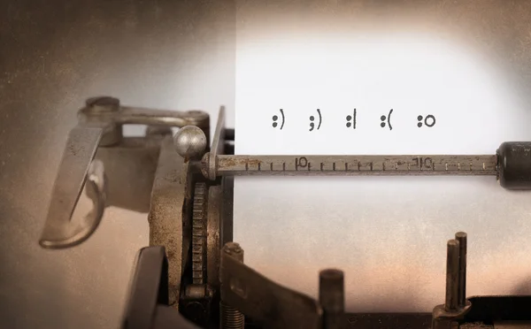 Vieja máquina de escribir con papel — Foto de Stock