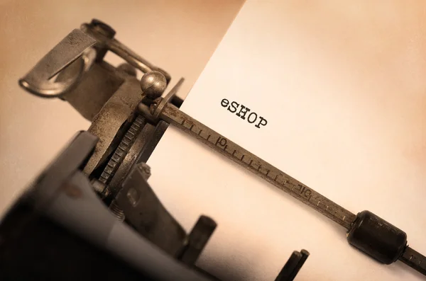 Oude typemachine met papier — Stockfoto