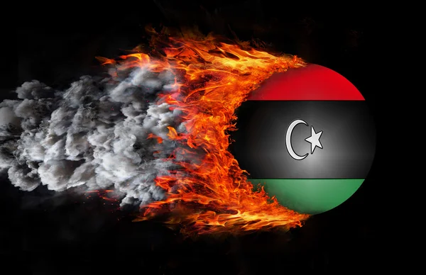 火と煙 - リビアの道とフラグします。 — ストック写真