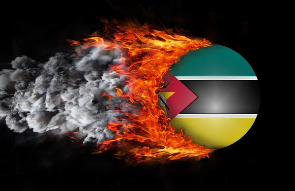 Flagge mit einer Spur von Feuer und Rauch - Mosambik — Stockfoto