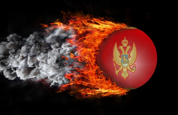 Yangın ve duman - Karadağ bir iz ile bayrak — Stok fotoğraf