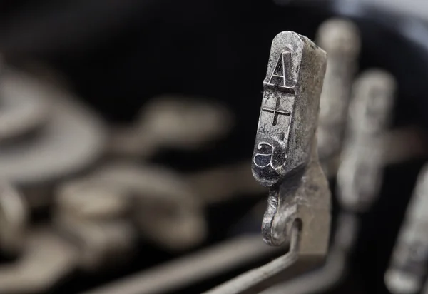 一把锤子-老式的手动打字机 — 图库照片