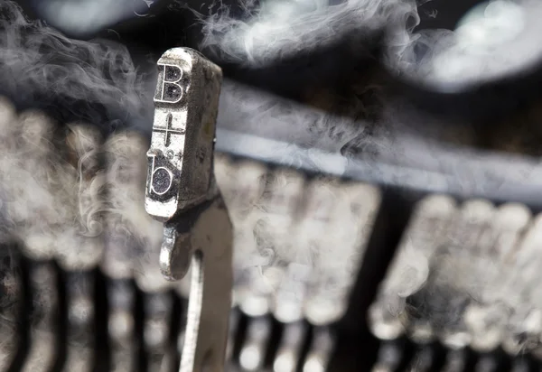 Marteau B - vieille machine à écrire manuelle - fumée mystérieuse — Photo