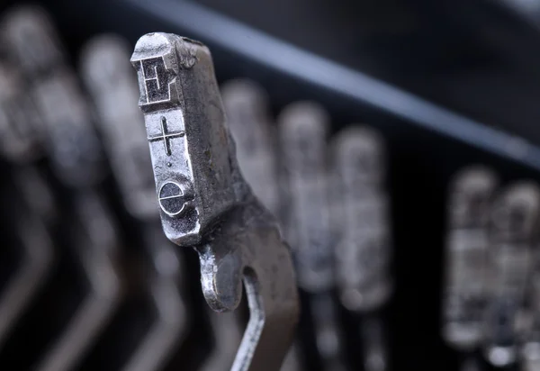 E hammer - old manual typewriter - cold blue filter — Stock Photo, Image