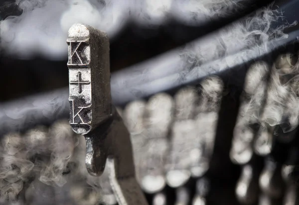 K martelo - máquina de escrever manual velho - fumaça mistério — Fotografia de Stock