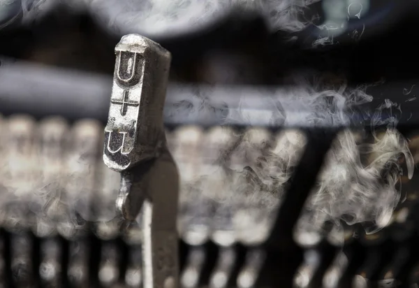 U hammer - vecchia macchina da scrivere manuale - fumo misterioso — Foto Stock