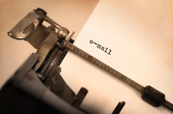 Starý psací stroj s papírem — Stock fotografie