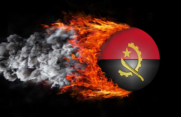 Drapeau avec une traînée de feu et de fumée - Angola — Photo