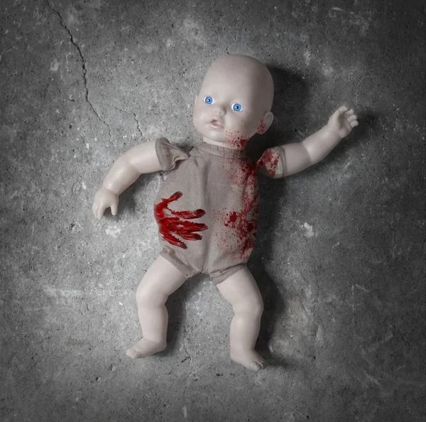 Conceito de abuso infantil - Boneca sangrenta — Fotografia de Stock